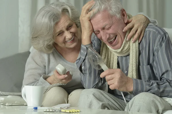 Äldre man med influensa inandning — Stockfoto