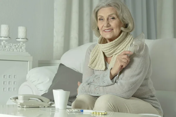 Mujer anciana enferma con té —  Fotos de Stock
