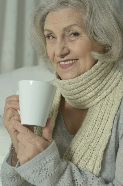 Çay ile hasta kadın kıdemli — Stok fotoğraf