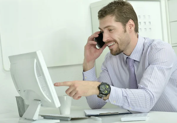 Eleganter Geschäftsmann mit Computer — Stockfoto