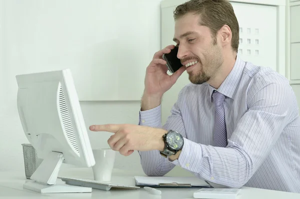 Eleganter Geschäftsmann mit Computer — Stockfoto