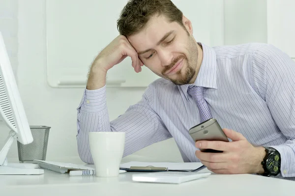 Elegante zakenman met computer — Stockfoto