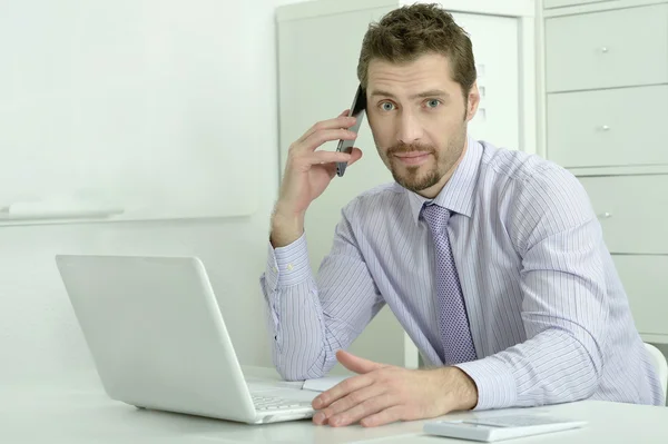 Zakenman werkt met laptop op kantoor — Stockfoto