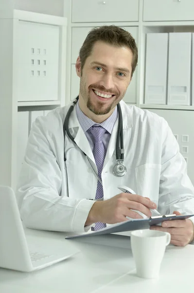 Mladý lékař s notebookem — Stock fotografie