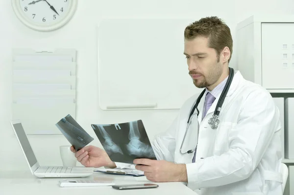 Médico joven con portátil — Foto de Stock