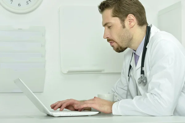 Médico joven con portátil — Foto de Stock