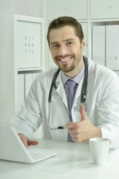 Médico trabajando con portátil — Foto de Stock