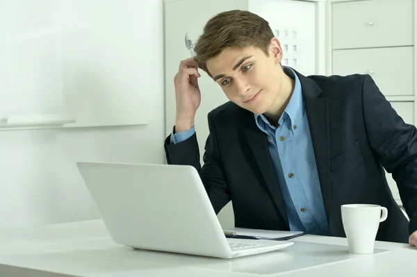 Бізнесмен працює з ноутбуком в офісі — стокове фото