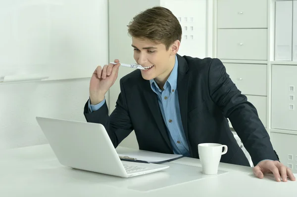 Üzletember dolgozik laptop az irodában — Stock Fotó
