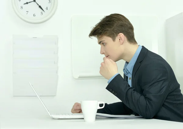 Hombre de negocios trabajando con el ordenador portátil en la oficina — Foto de Stock