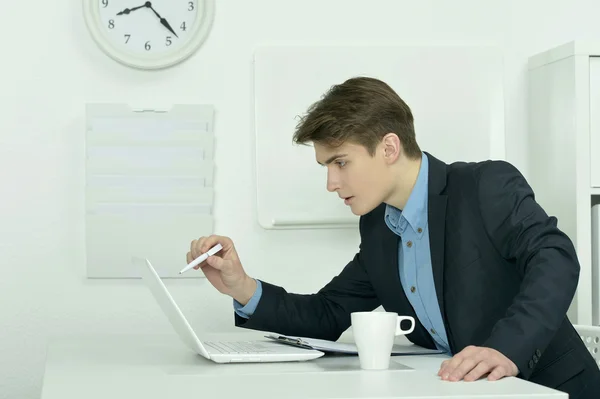 Üzletember dolgozik laptop az irodában — Stock Fotó