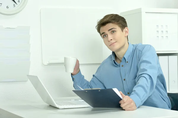 Zakenman werkt met laptop op kantoor — Stockfoto