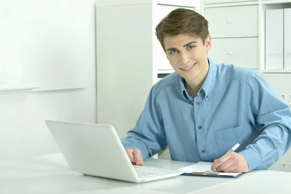 Homem de negócios trabalhando com laptop no escritório — Fotografia de Stock