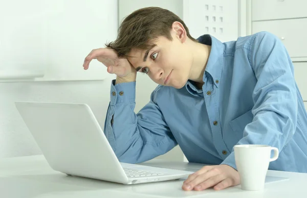 Homem de negócios trabalhando com laptop no escritório — Fotografia de Stock