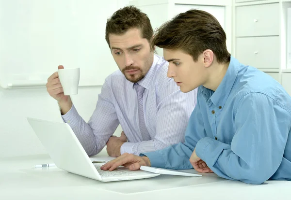 Dois homens de negócios trabalhando em um laptop — Fotografia de Stock