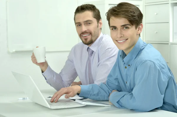 Dos hombres de negocios trabajando en un portátil —  Fotos de Stock