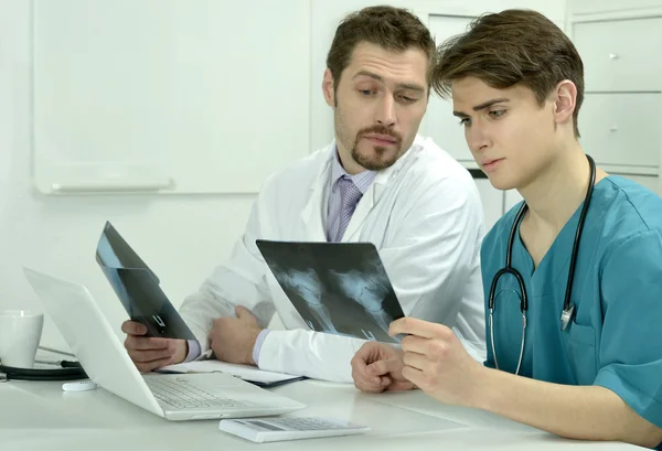 Männliche Ärzte in Arztpraxen — Stockfoto