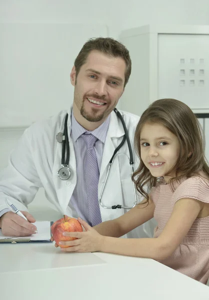 Médecin masculin avec petite fille — Photo