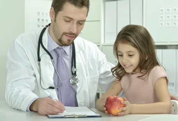 Male doctor with little girl — Stock Photo, Image