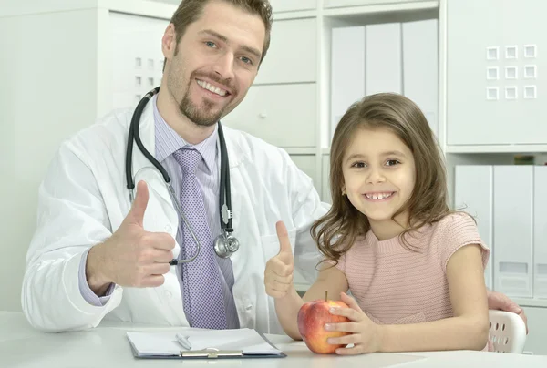 Médico masculino com menina — Fotografia de Stock