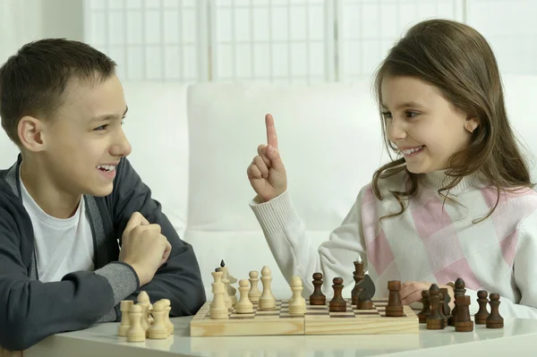 Niño y niña jugando al ajedrez —  Fotos de Stock