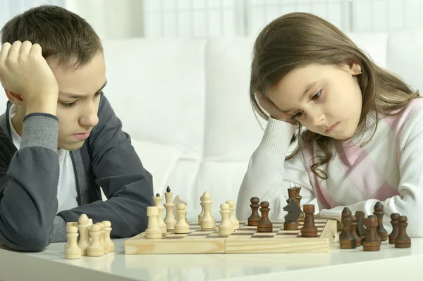 Menino e menina jogando xadrez — Fotografia de Stock