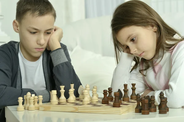 Garçon et fille jouant aux échecs — Photo