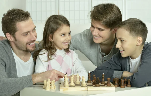 自宅でチェスをしている家族 — ストック写真