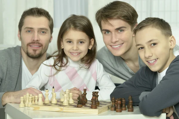 Famiglia che gioca a scacchi a casa — Foto Stock