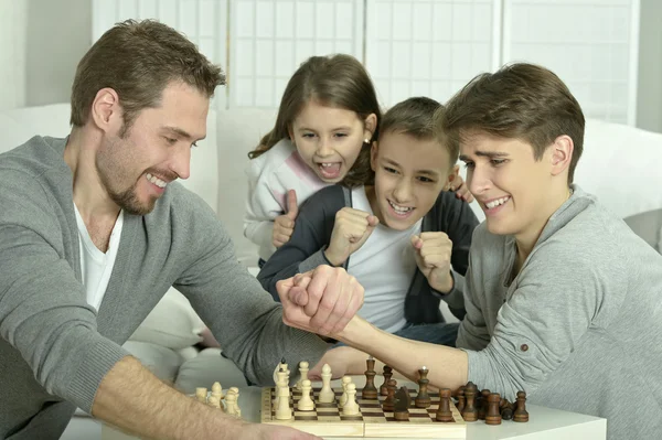 Familie thuis Schaken — Stockfoto