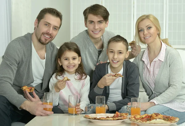Familjen hemma med pizza — Stockfoto