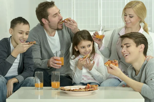 Aile Evde pizza ile — Stok fotoğraf