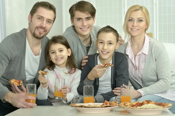 Familjen hemma med pizza — Stockfoto