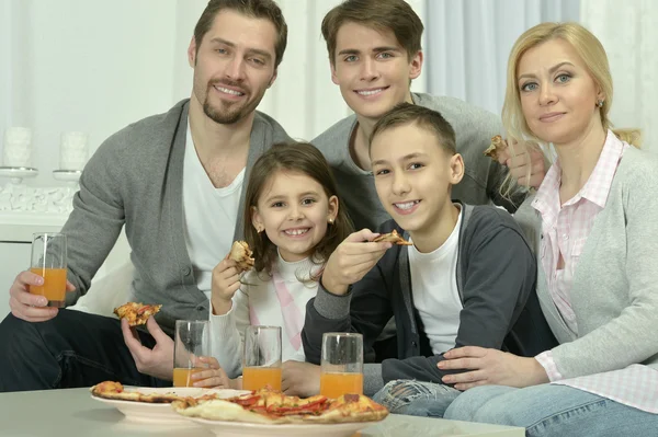 Família em casa com pizza — Fotografia de Stock