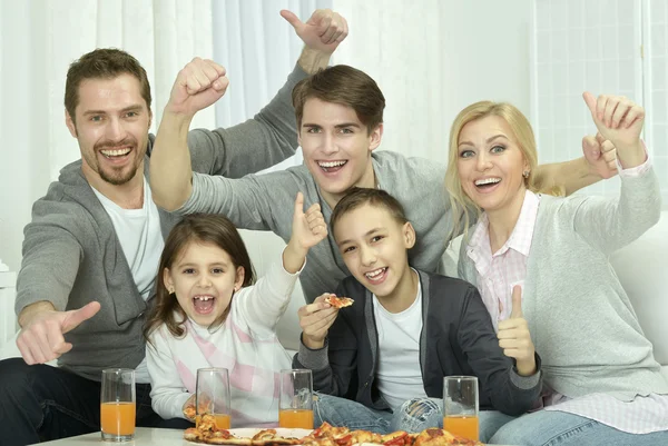 Familjen hemma med pizza — Stockfoto