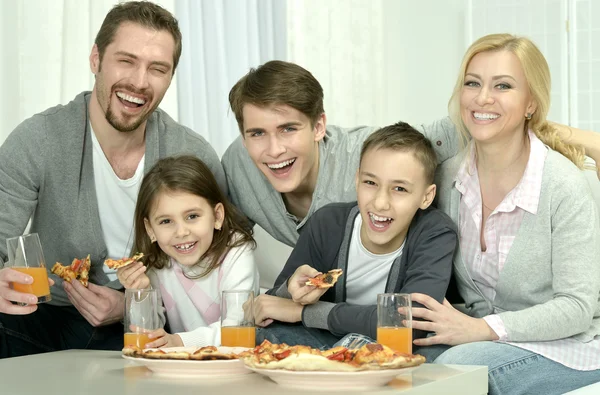 Aile Evde pizza ile — Stok fotoğraf