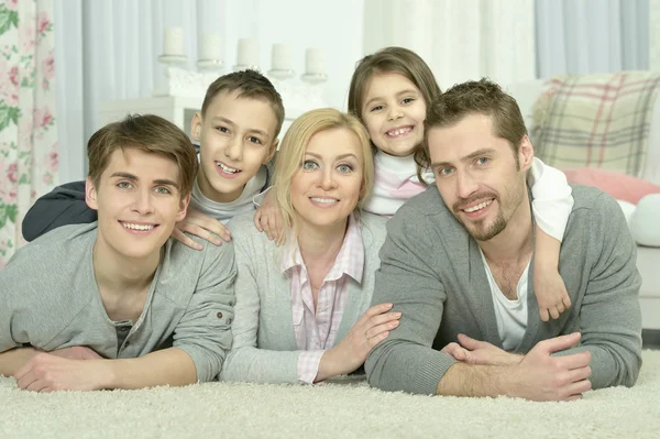Família feliz em casa — Fotografia de Stock
