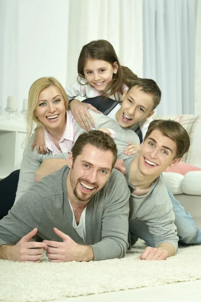 Glückliche Familie zu Hause — Stockfoto