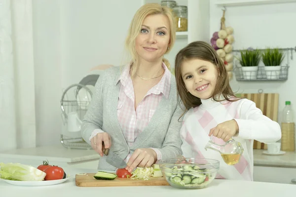 Anne ve kızı mutfakta yemek — Stok fotoğraf