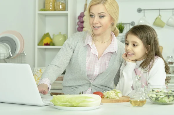 Mor och dotter matlagning i köket — Stockfoto