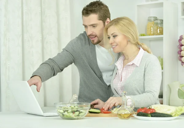 Glada par matlagning i köket — Stockfoto