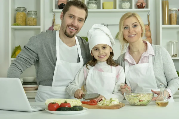 Cocina familiar feliz en la cocina —  Fotos de Stock