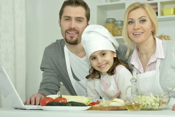 Glückliche Familie Kochen in der Küche — Stockfoto