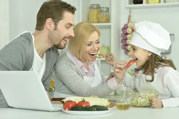 Glückliche Familie Kochen in der Küche — Stockfoto