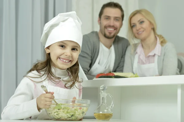 Família feliz cozinhar na cozinha — Fotografia de Stock