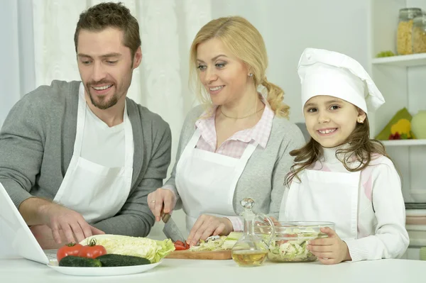 Cocina familiar feliz en la cocina —  Fotos de Stock