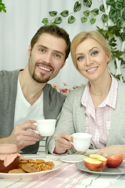 Para przy stole z kawą i żywności — Zdjęcie stockowe