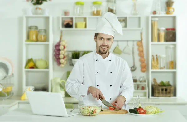 Hombre cocina en la cocina — Foto de Stock