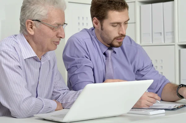 Zakenmensen die op laptop werken. — Stockfoto