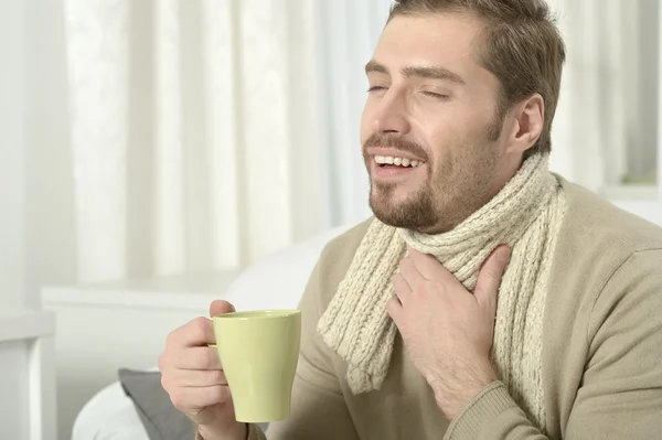 Zieke man warme thee drinken — Stockfoto